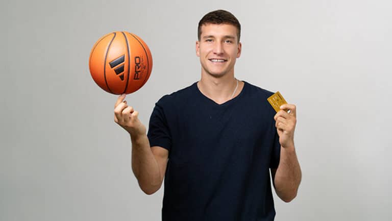 Bogdan Bogdanović i Raiffeisen banka obnavljaju košarkaške terene u školama