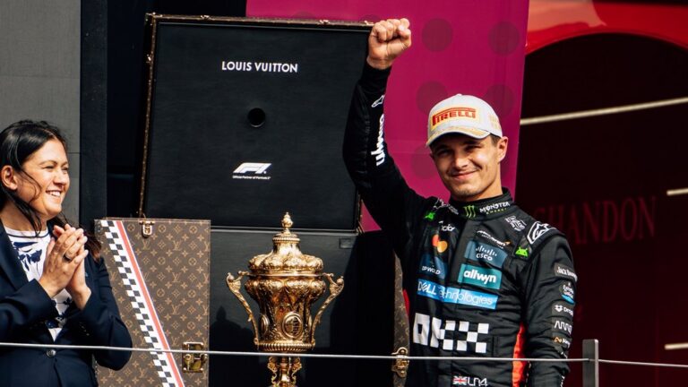 Noris prigrabio Pjastrijev poklon, Hulk konačno na postolju